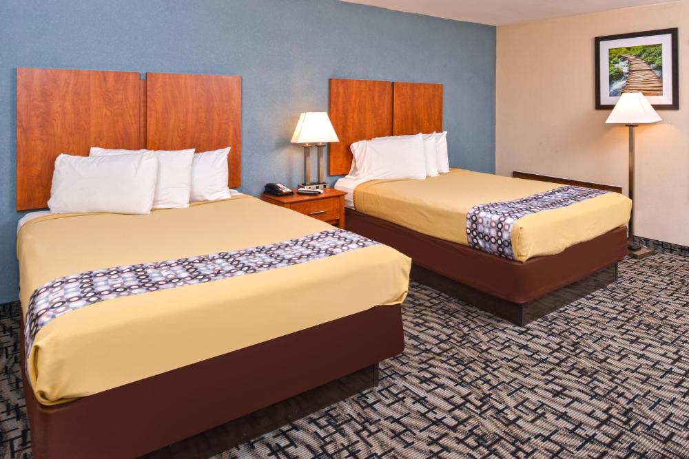 Queen Room with Two Queen Beds - Non-Smoking interior